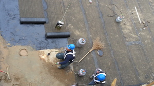 3屋頂地坪熱熔式砂面橡化瀝青厚度4mm防水毯施工中6